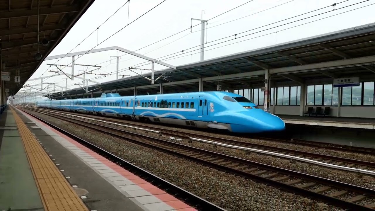 ドクターイエロー　姫路駅  ハロ キテイ　並ぶ　。せとうちブルー号　走る