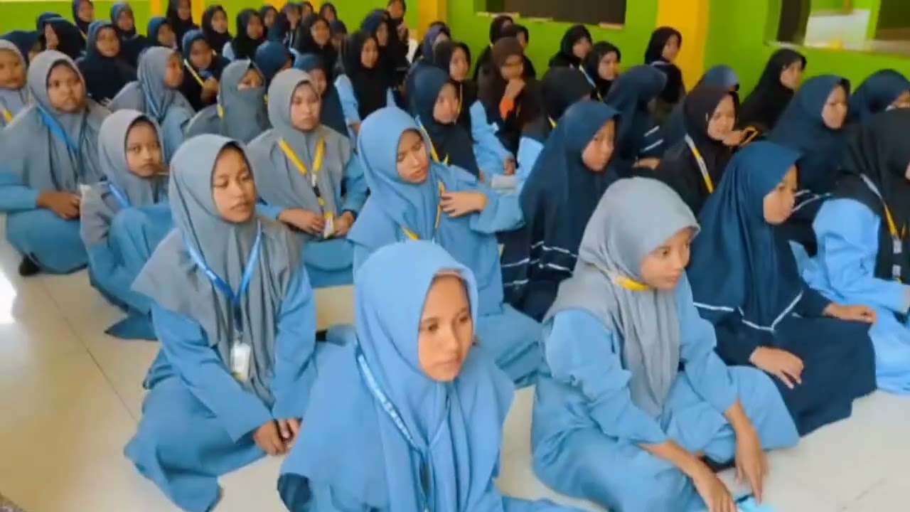 Momen berbagi dalam jamuan sederhana 