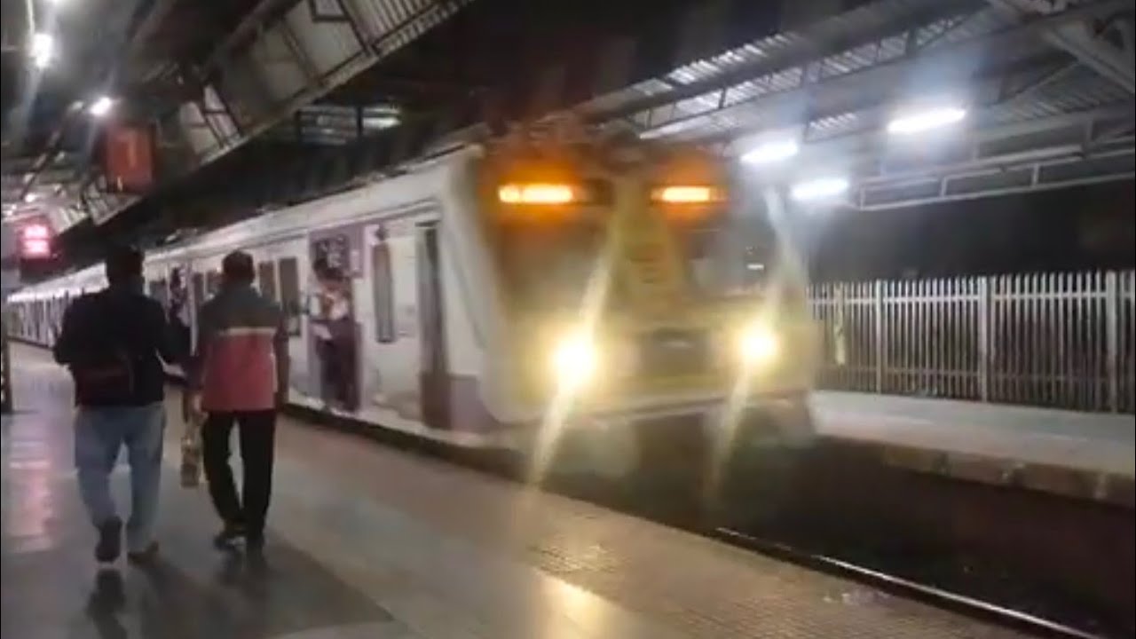 Mumbai local train video live railway station | Mumbai night local train journey video 