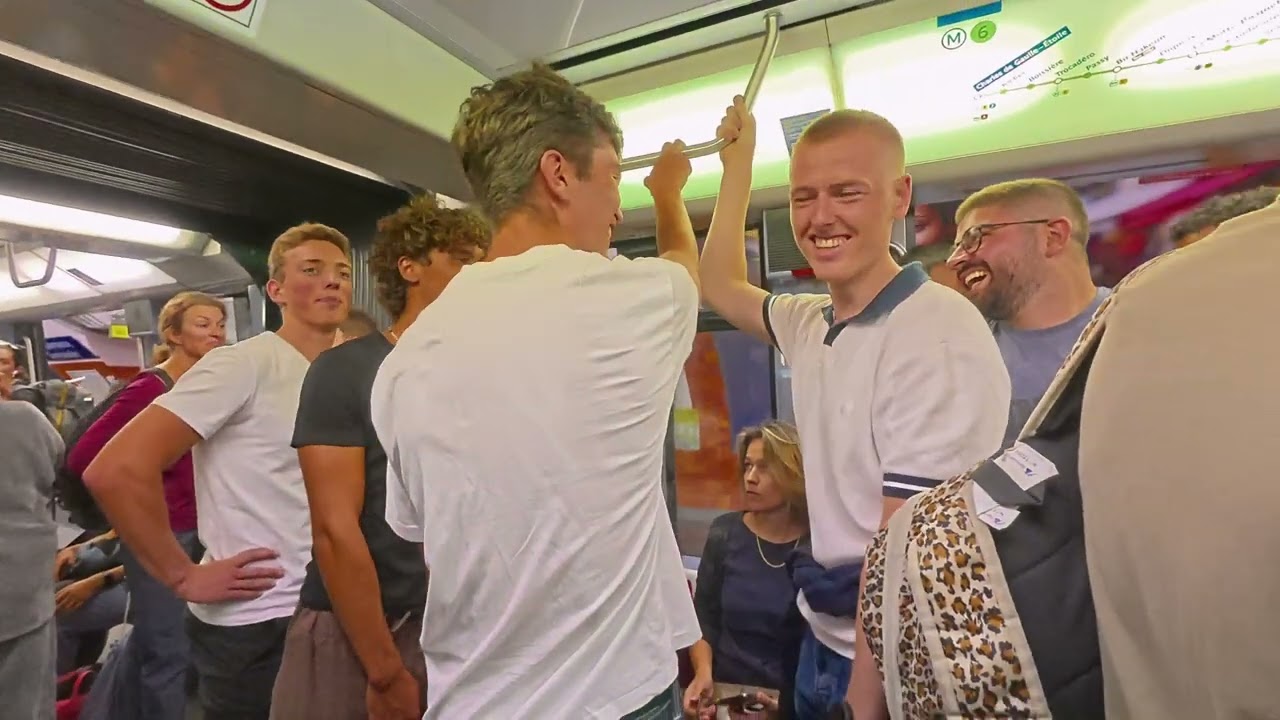 Парижское метро. Толпа молодёжи поёт песни в вагоне.