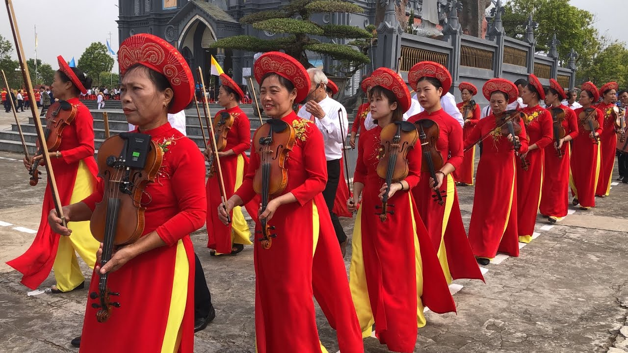 Đón Đoàn Lễ Nghi Vào Nhà Thờ Giáo Xứ Hải Nhuận Giáo Phận Bùi Chu Dâng Thánh Lễ Đồng Tế