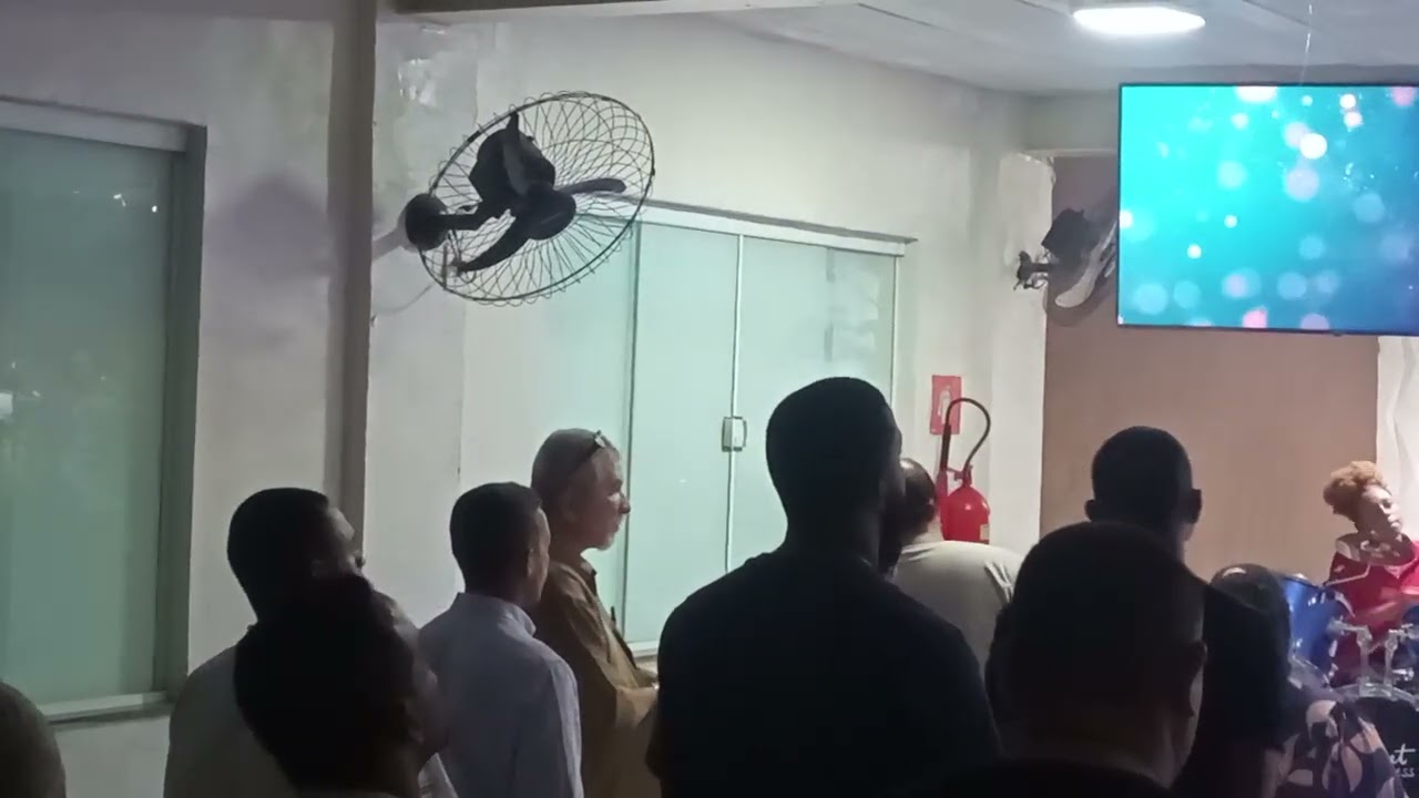 Ministério de louvor som solene adorando ao Senhor 