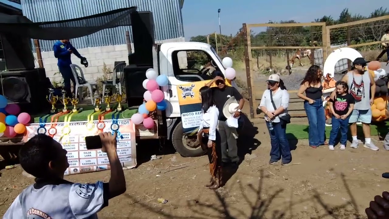 Presentación de los patrocinadores -reina Valeria Ramírez Cruz san juan alotenango carrera de cintas