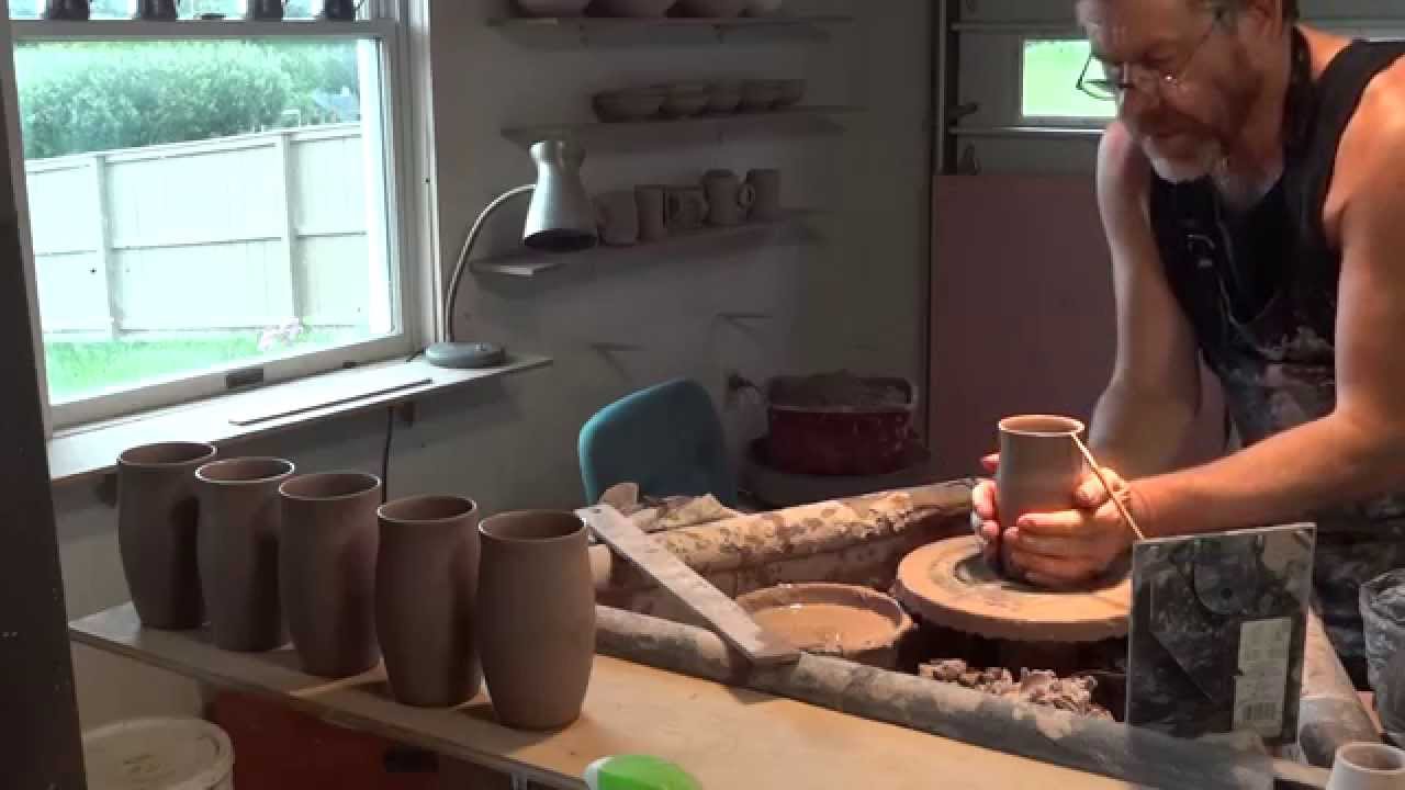 SIMON LEACH POTTERY TV  - Throwing a pottery tumbler !