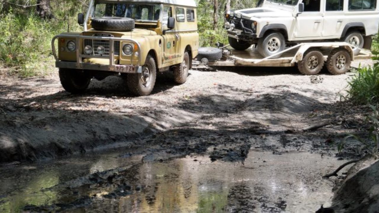 Land Rover Series 3 Recovers broken Defender-bush towing