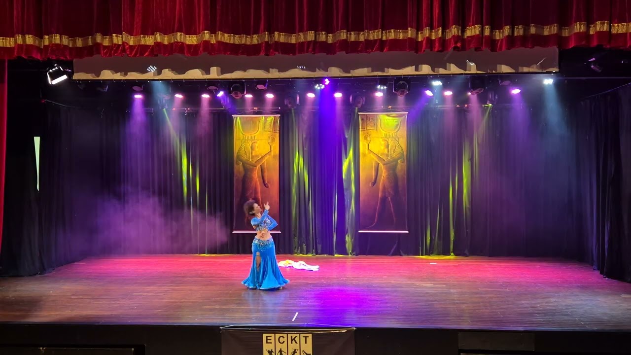 Bellydancer Karol Thayná