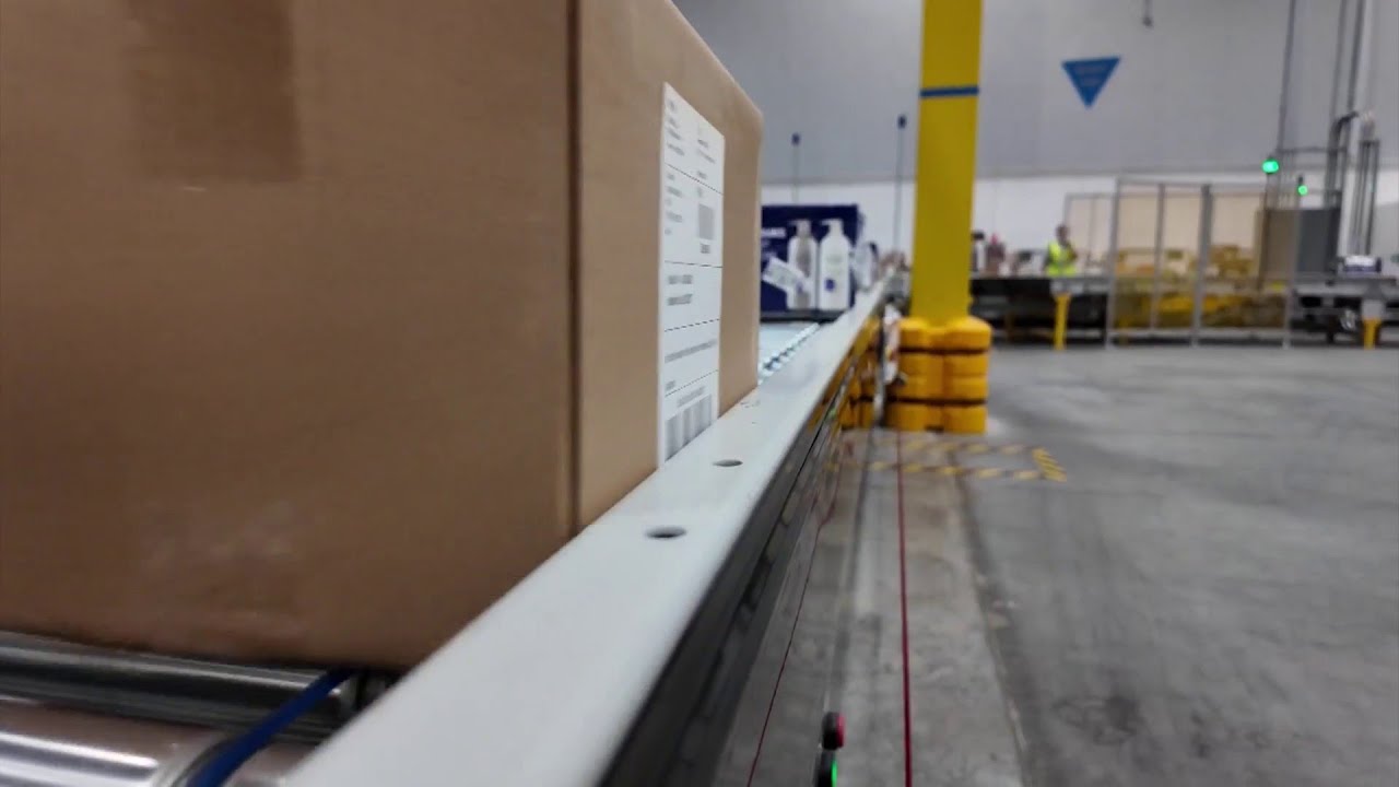 Новый распределительный центр Amazon в Центральной Флориде предназначен для поддержания запасов т...