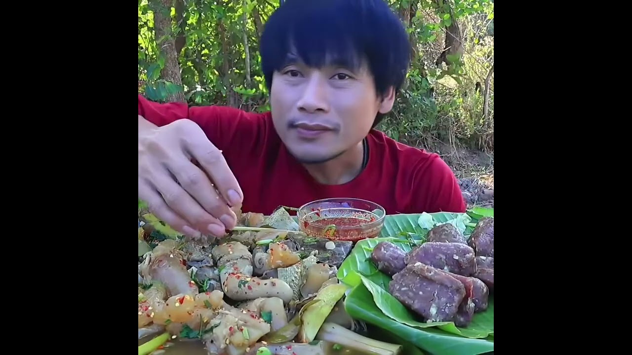 Today I ate a lot of unusual dishes, along with various vegetables dipped in super spicy sauce.