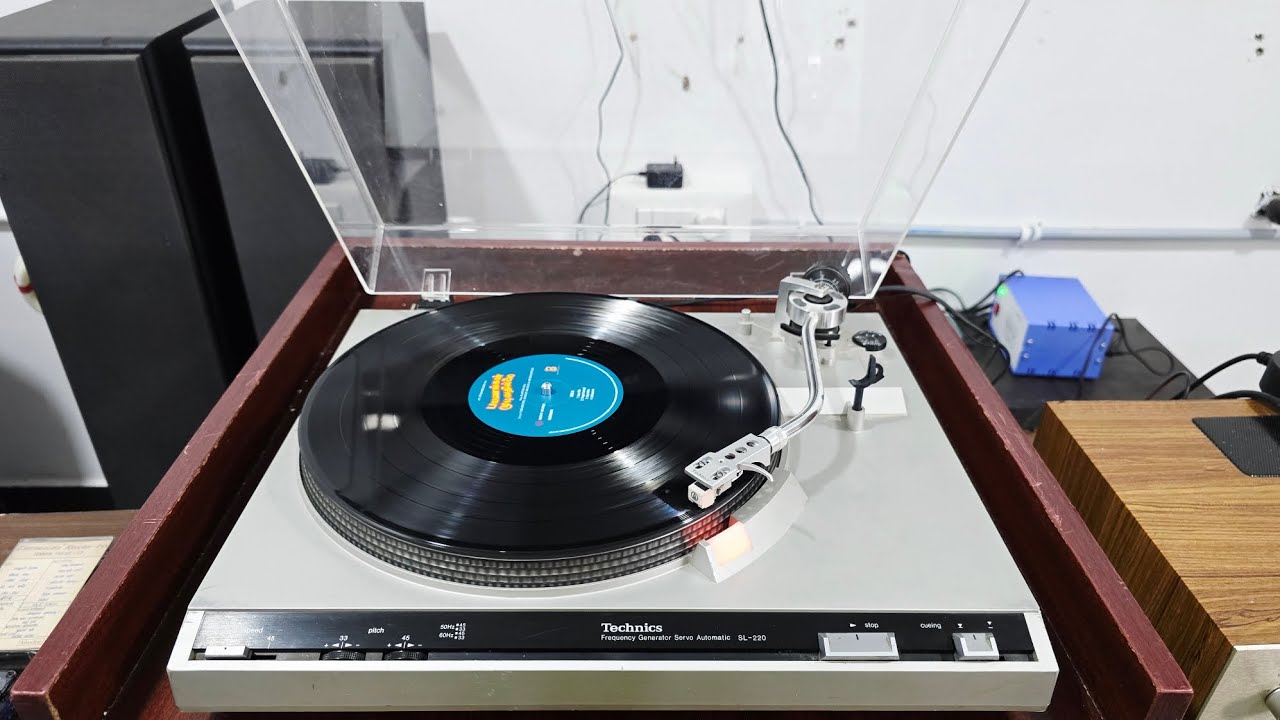 TECHNICS Vintage Stereo Automatic Turntable SL-220/For Sale/Infinity Audio/Contact 94433 70602 