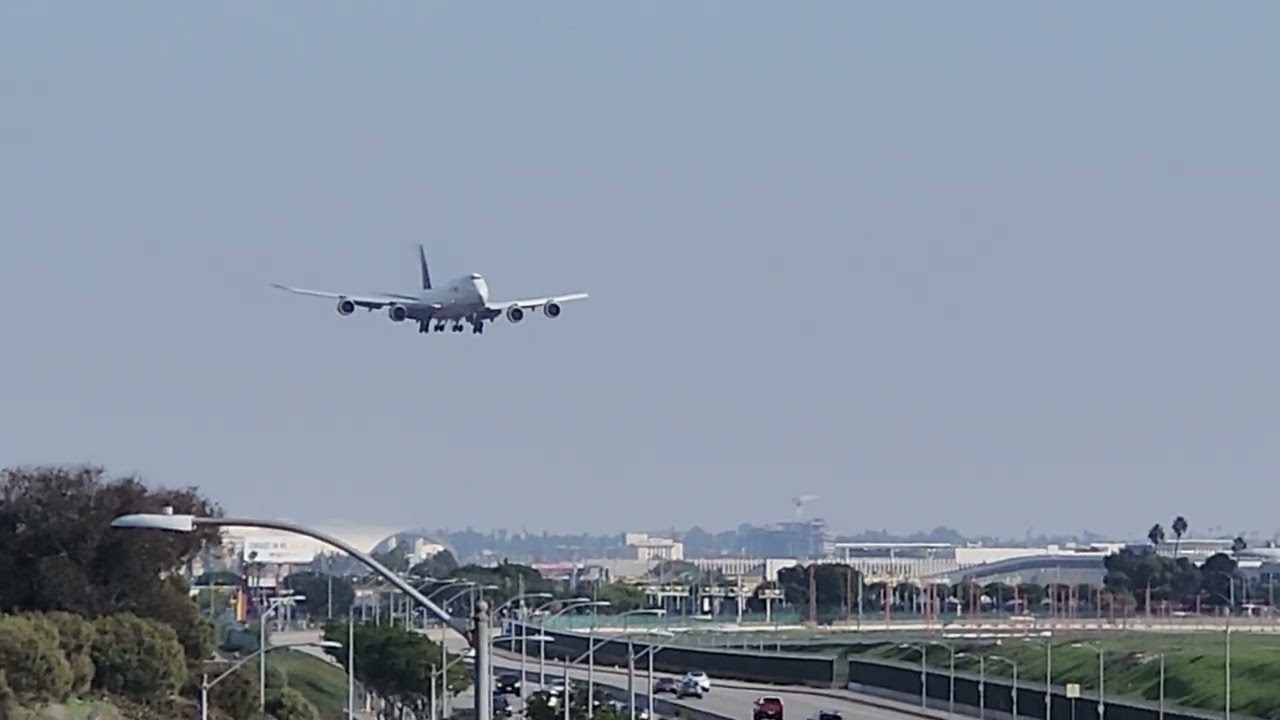 LH 747-8 Landing at LAX 