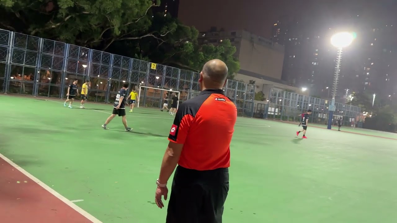 土瓜灣遊樂場2號宏卓足球聯賽(次循環)Flash FC(黃)   vs   (黑)FORZA (下半埸)