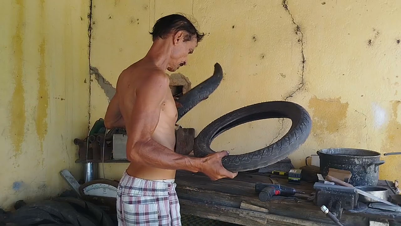 Mostrando como fazer uma cobra de pneu