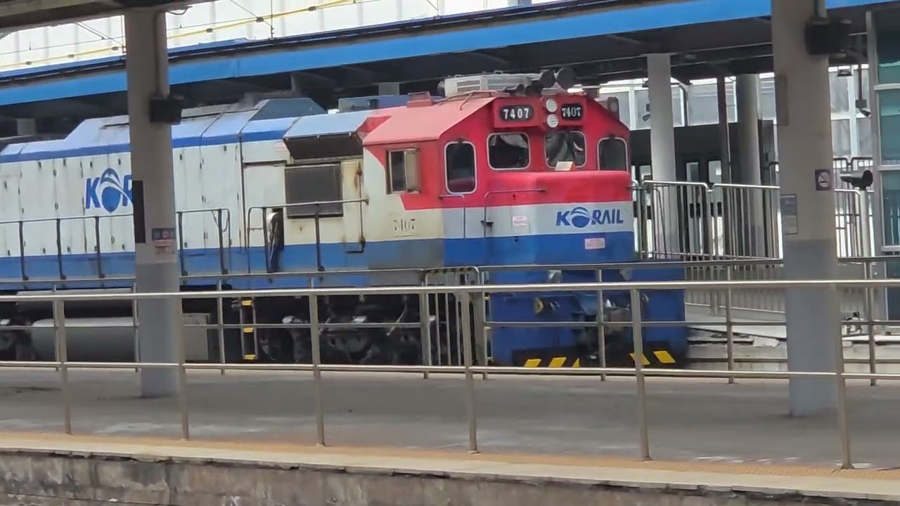 한국철도공사 디젤기관차 7407호 컨테이너 화물열차 및 KTX산천 113,104호기 서울행 대구역 통과