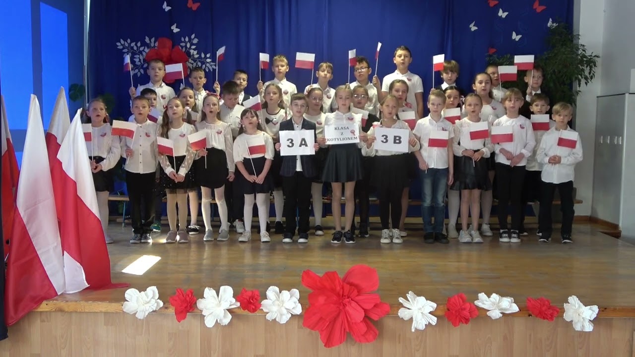 Pieśń patriotyczna w wykonaniu kl.3a i 3b