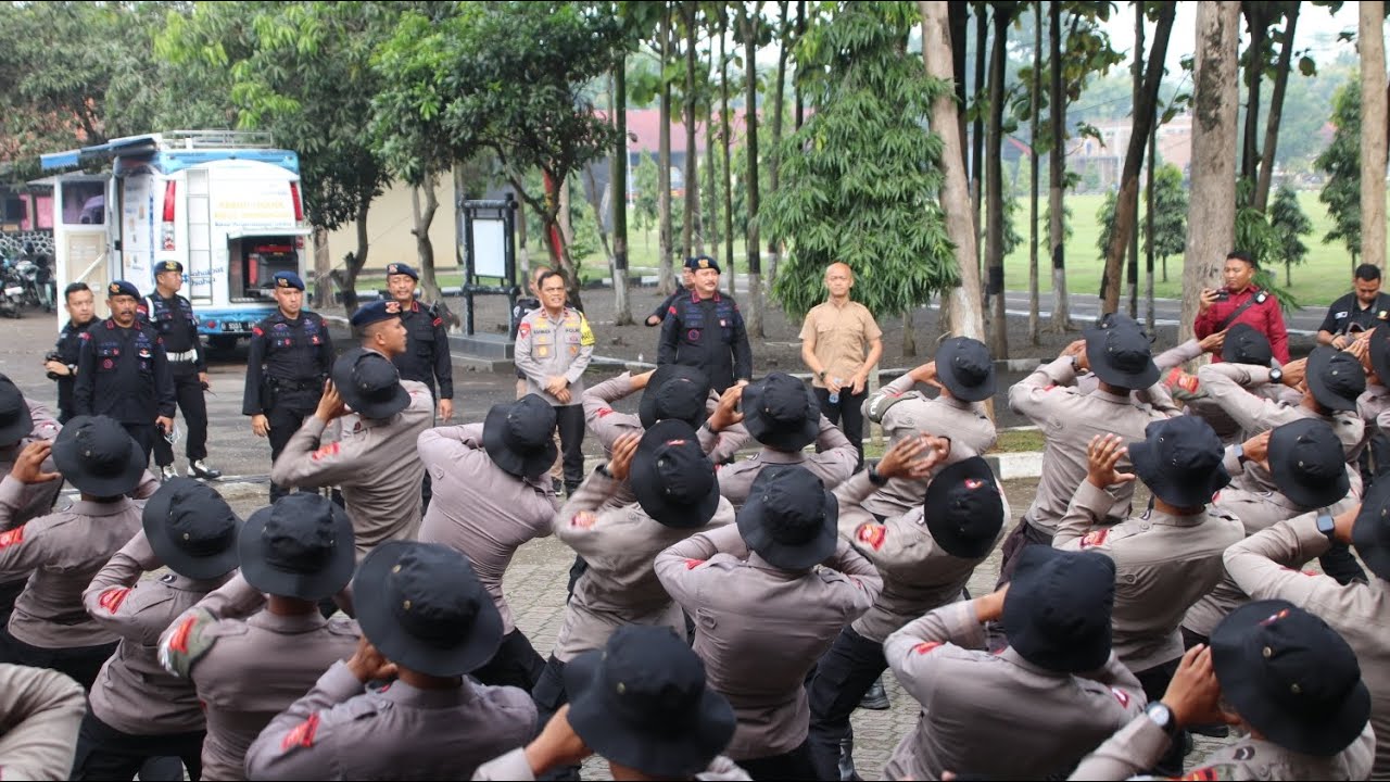 Dansat Brimob Polda Jabar Sambut Kunjungan Kerja Wakapolda Jabar & BPK RI