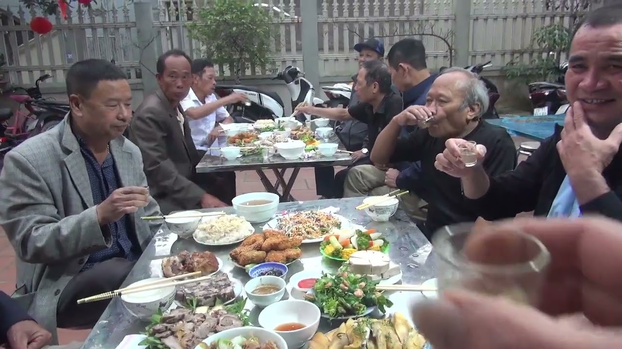 Đại tiệc bên ngoại  toàn đặc sản  nhiều món ngon 