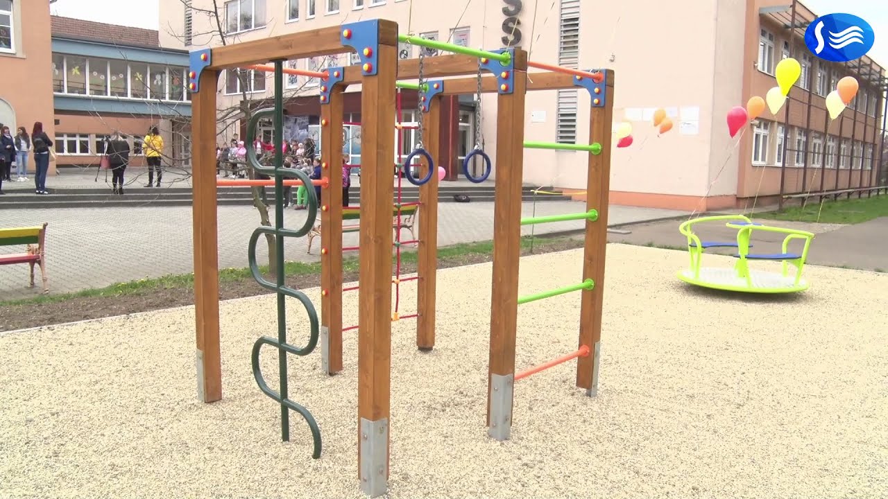 Játszótér átadó ünnepség a Sajószentpéteri Kossuth Lajos Általános Iskola udvarán