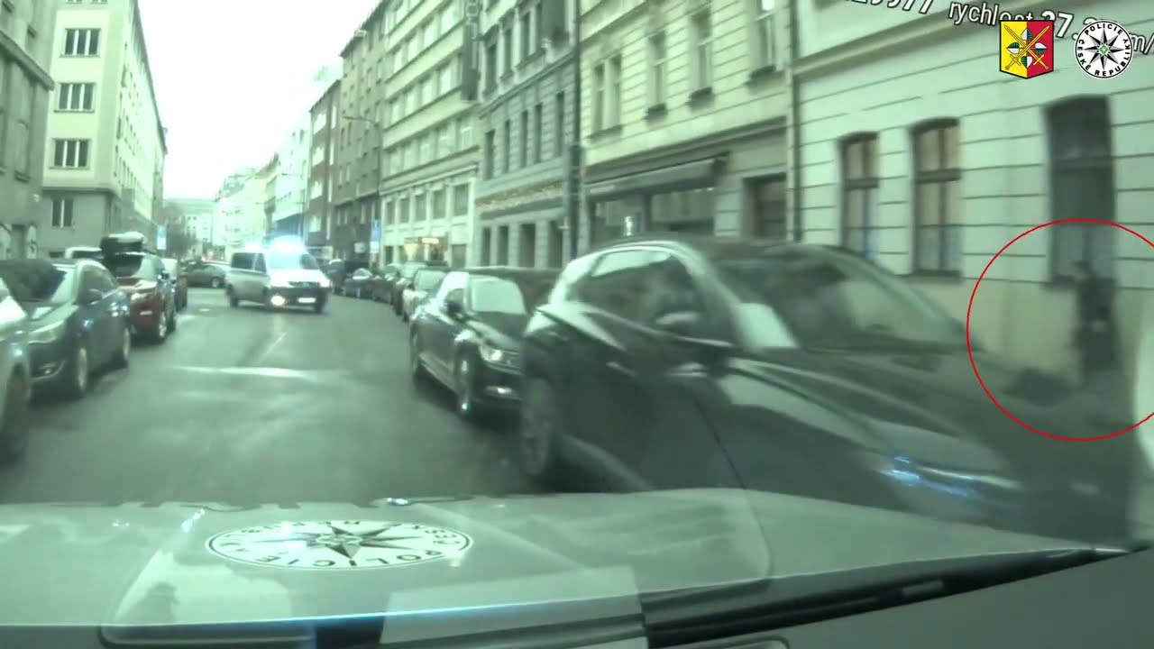 PRONÁSLEDOVÁNÍ UJÍŽDĚJÍCÍHO PEUGEOTU V CENTRU PRAHY