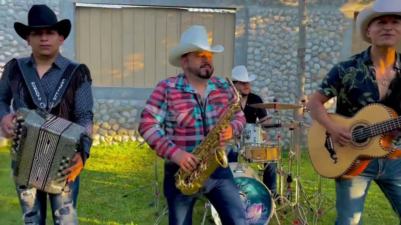 Popurrí Cumbias: La Burbuja/El Baile del Pingüino (En Vivo) - La Tension Norteña