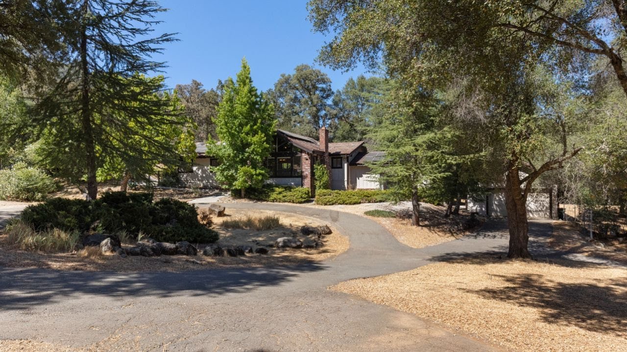17867 Brewer Rd, Grass Valley, CA 95949 // MLS#: 225102112