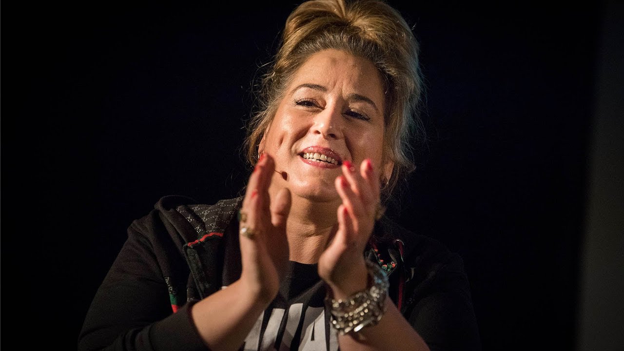 İdil Baydar als Jilet Ayşe beim Jahresauftakt der LINKEN