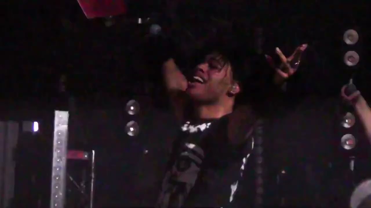 Ecco2k performs “Blue Eyes” in LA 2022 drain gang world tour @mintyboi