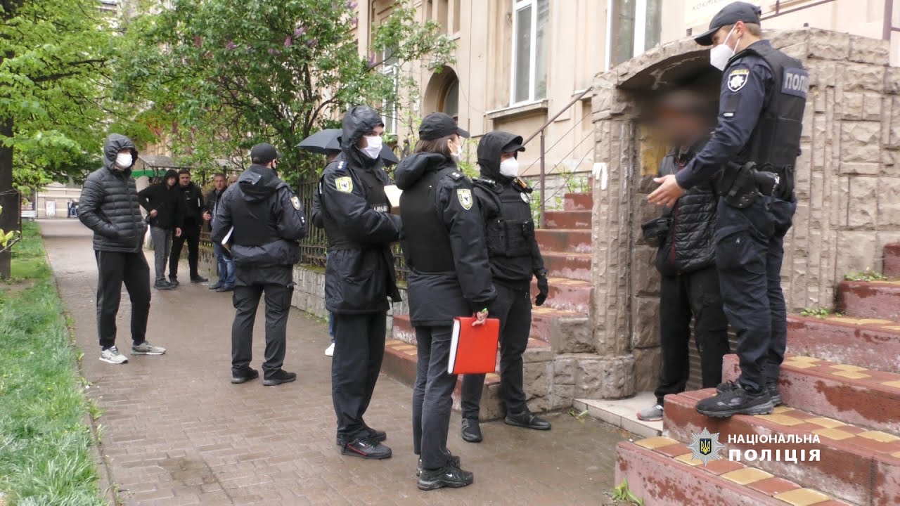 Поліцейські оперативно затримали франківця, який з ножем і зброєю накинувся на людей