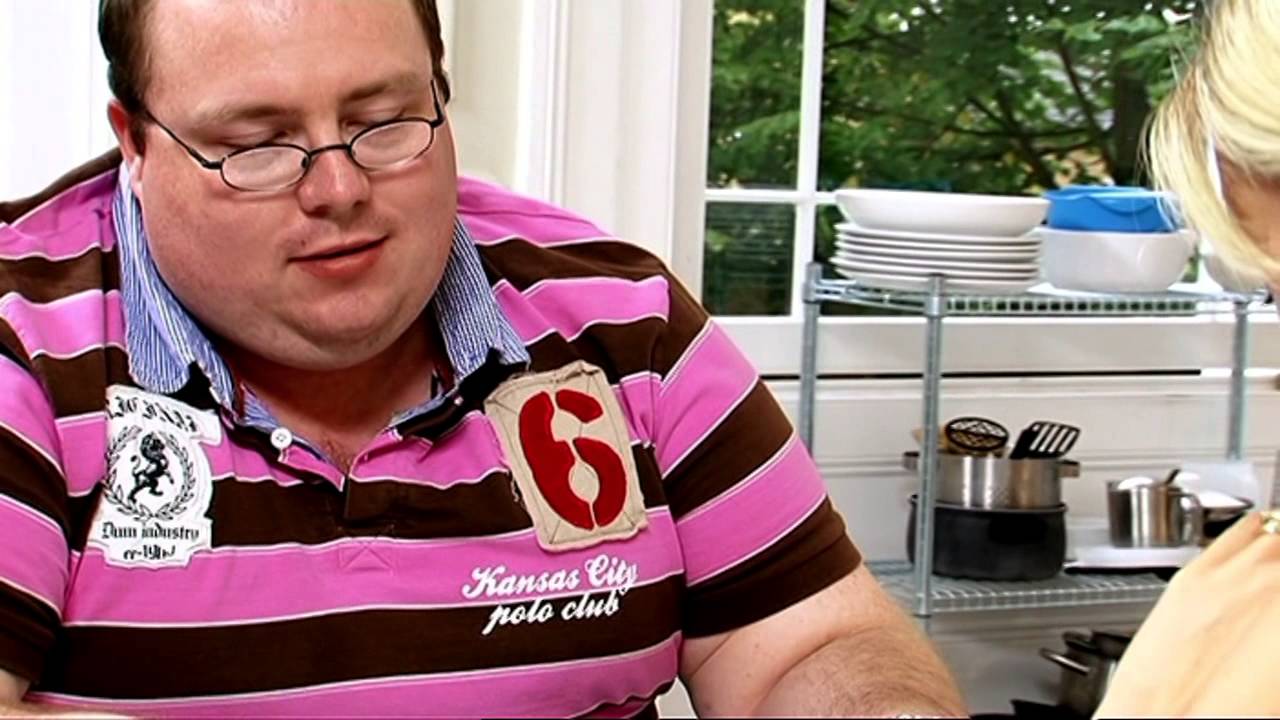 Superskinny Lucy tries to eat Supersize meal