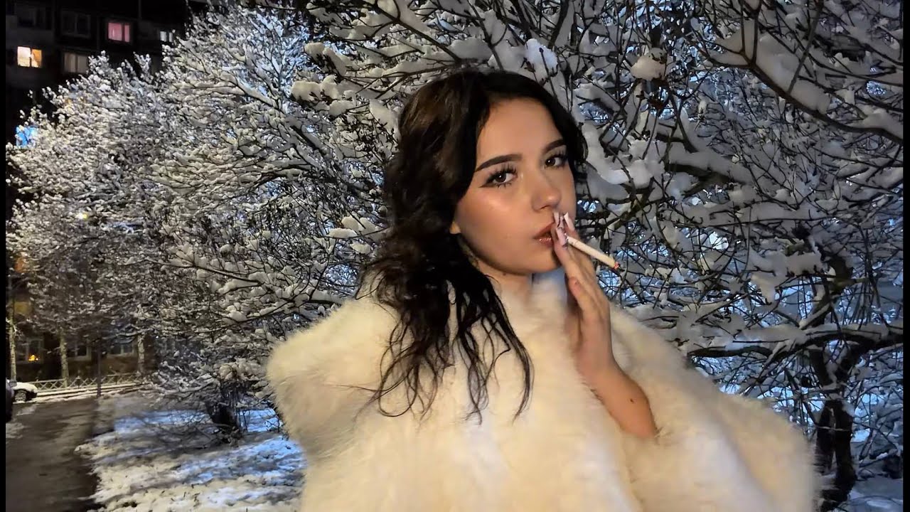 ASMR Курю сигарету Зимой ❄️ ВаЙбово 🚬 girl smoking cigarette