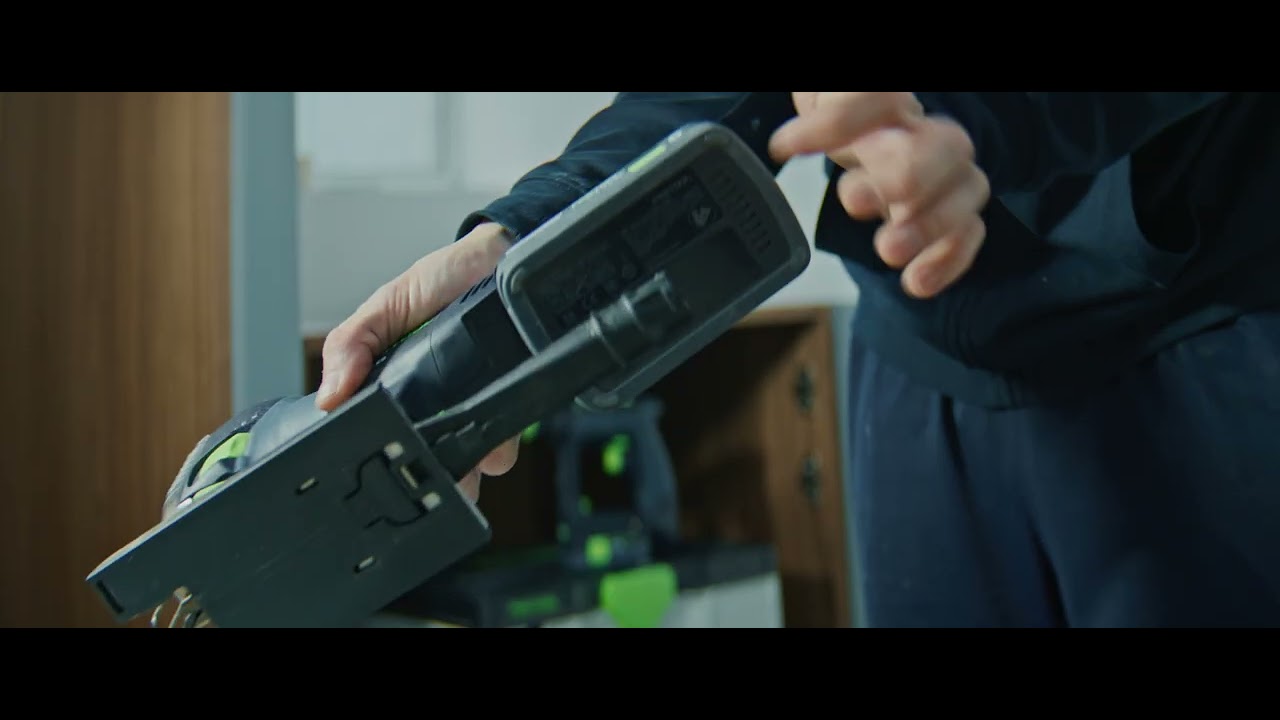 Struggling with dark mornings on site? Our solution: Cordless construction light KBS C