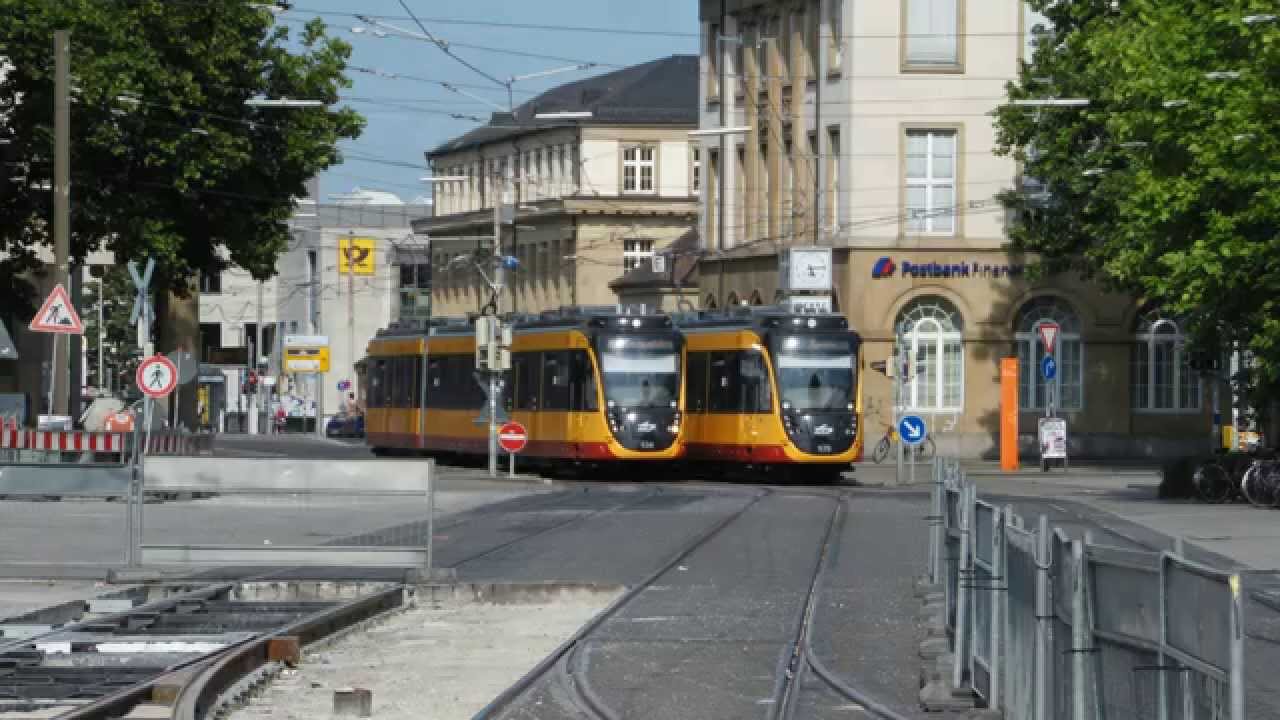 Umleitung der Strassenbahn in Karlsruhe . ET 2010 als Pendelwagen