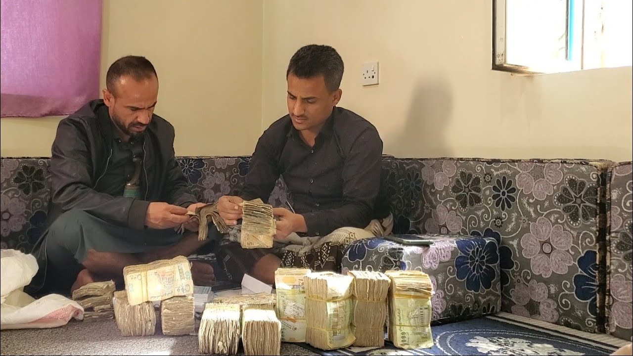 اسمع بـكـاء الـنساء من الفرح عند توزيعنا قبل العيد مبالغ مالية وصلت إلى مبلغ ...