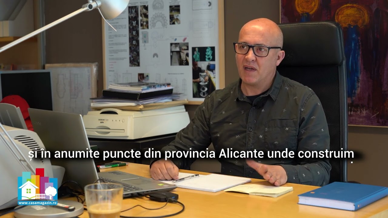 Elche un oras printre palmieri