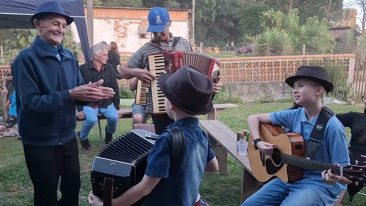 Na roda de amigos músicos da família Peters Pedro Antonio e Vitor Leonardo