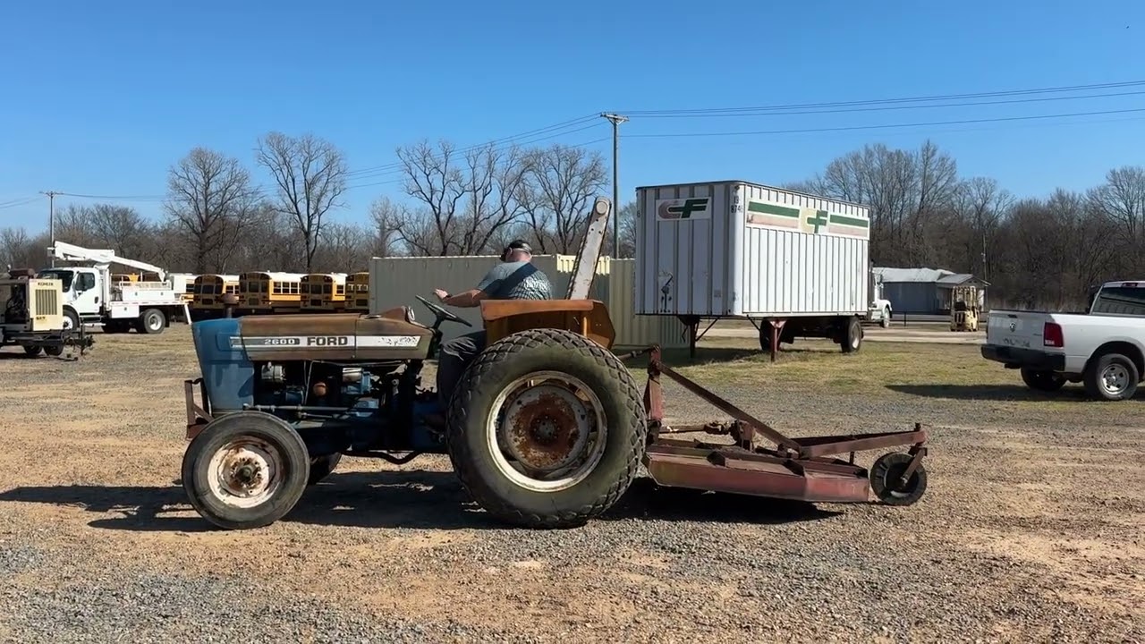 Lot 28 - Ford 2600 Tractor - NO REVERSE Injector pump leak, showing 1576 hours