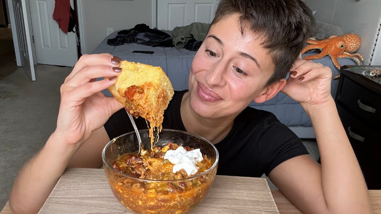 CHILI & CORNBREAD MUKBANG (w/recipe)