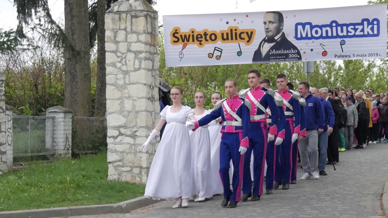 Urodziny ulicy Moniuszki w Puławach - polonez z udziałem ZPiT 