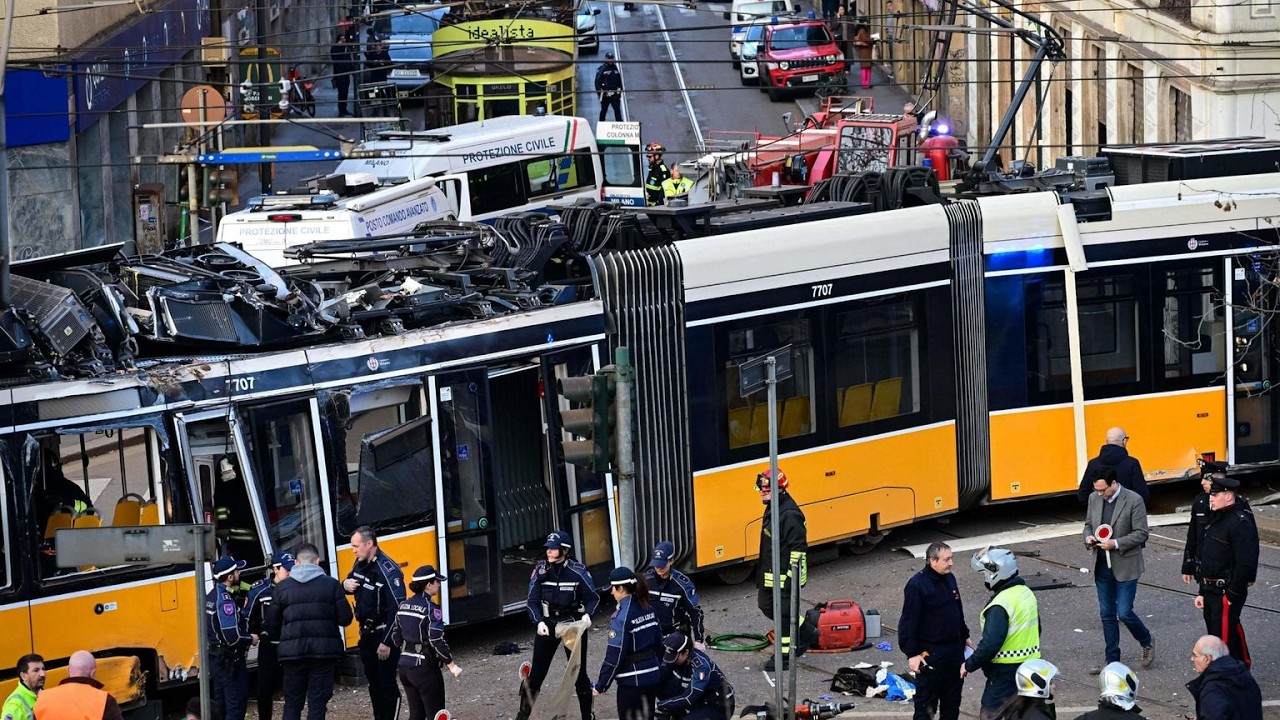 A Milano deraglia un tram, le prime immagini