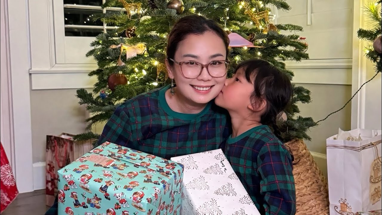 Christmas gift opening moment -2025 - khui quà Noel 