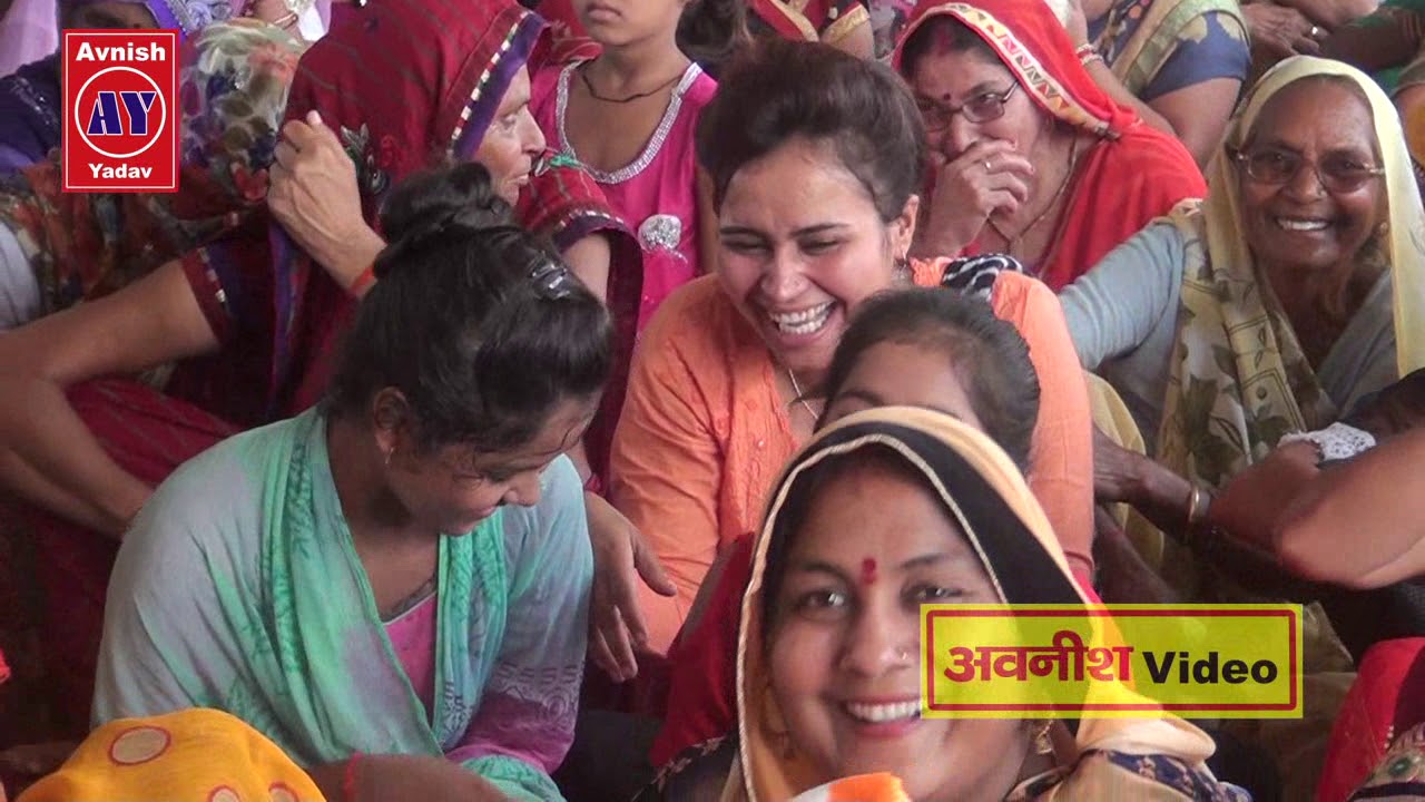 लड़कियों के रोने की कॉमेडी कर पूरे पंडाल को हंसाया उर्वेश माधव शास्त्री और विनीता शास्त्री ने