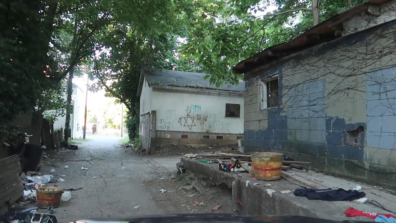 LOUISVILLE KENTUCKY STREETS AND HOODS / DAY AND NIGHT