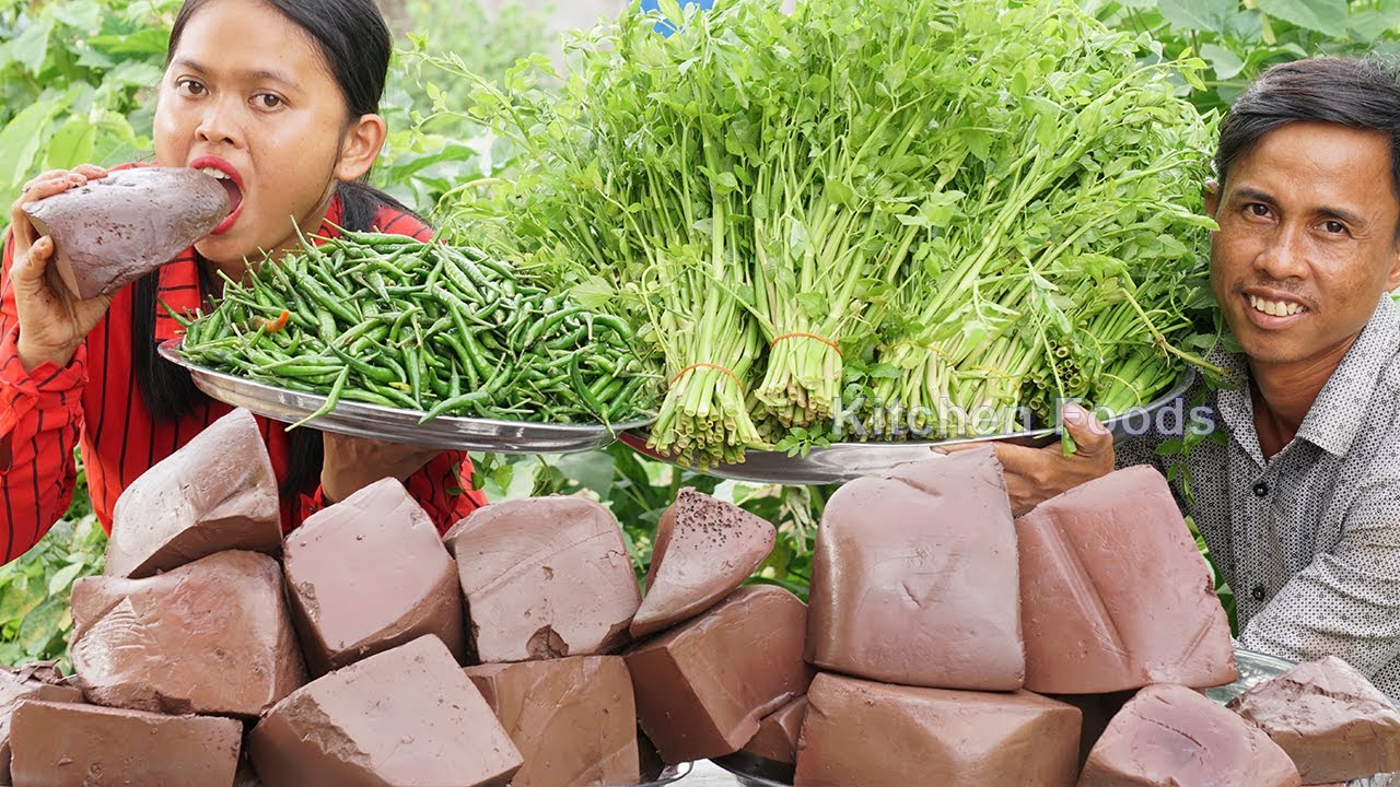 Cooking Net Cow Blood Curd with Celery and Young Chilli Recipe in Village - Donation Foods