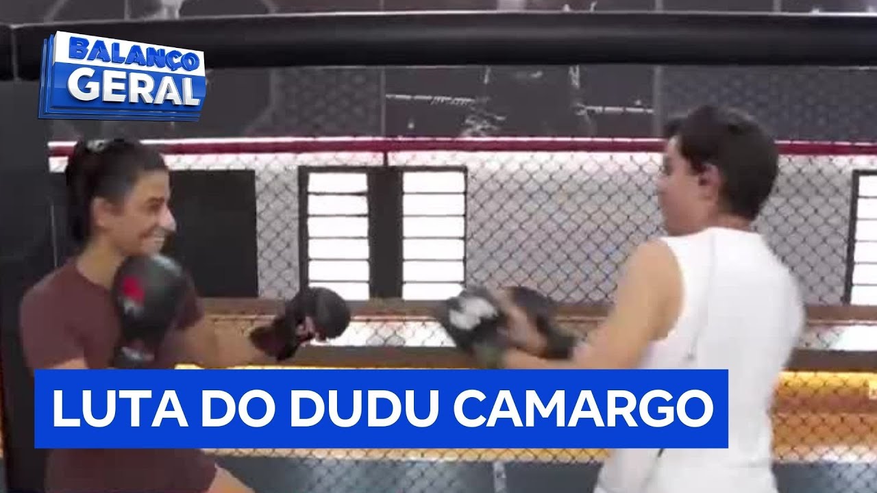 Dudu Camargo luta contra praticante de Muay Thai ao vivo no Balanço Geral