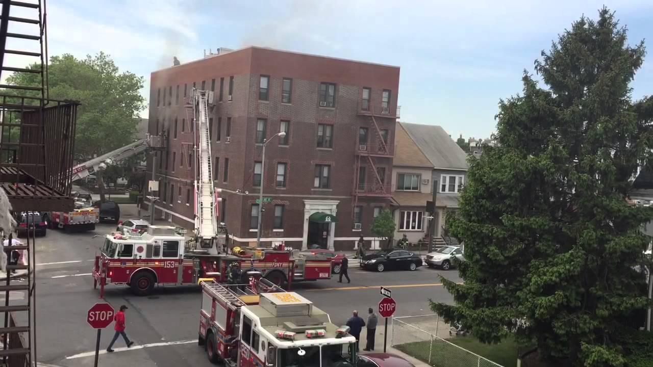 Fire in New York. Пожар в Нью-Йорке. Как работают пожарные на реальном пожаре.
