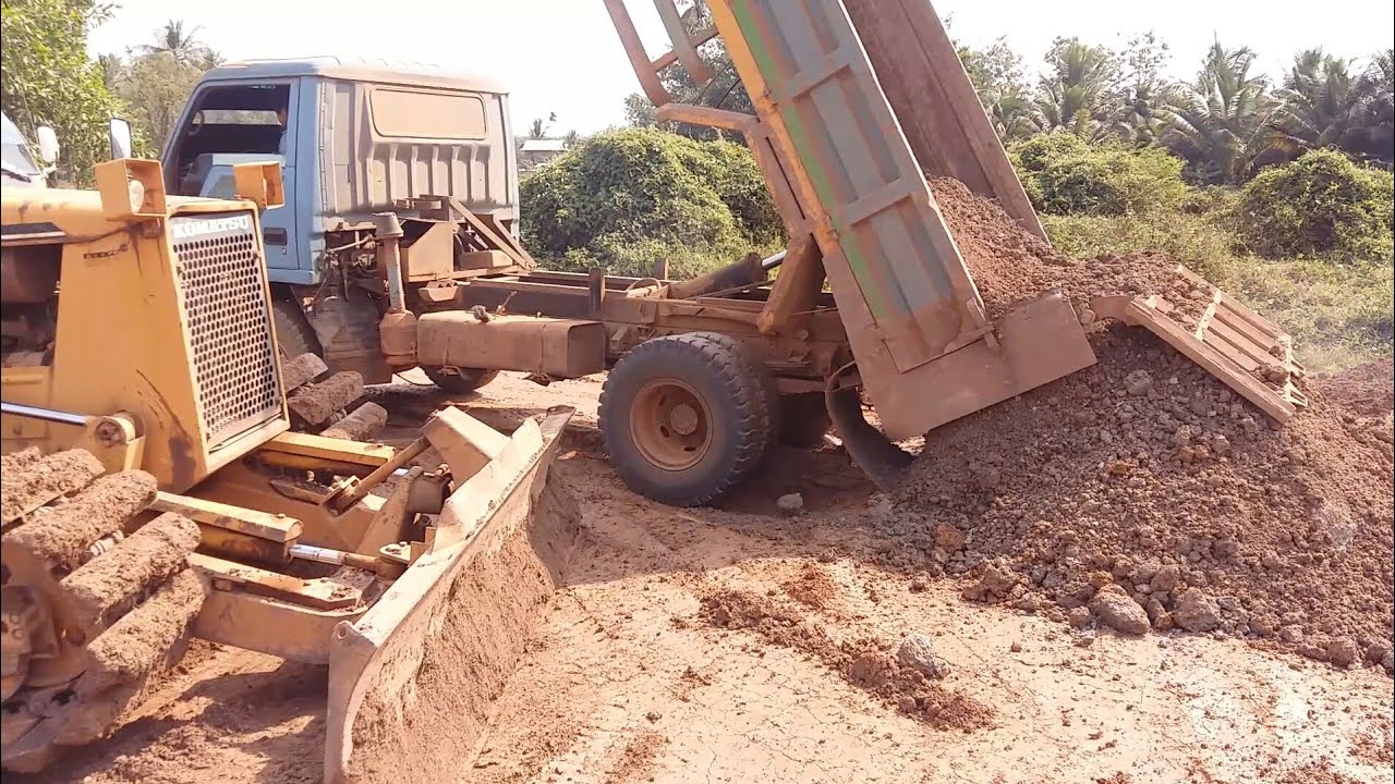 Working Bulldoser Vs Hyundai Dump Trucks ឡានប៉ែនចាក់ដី ប៊ុលរុញដី