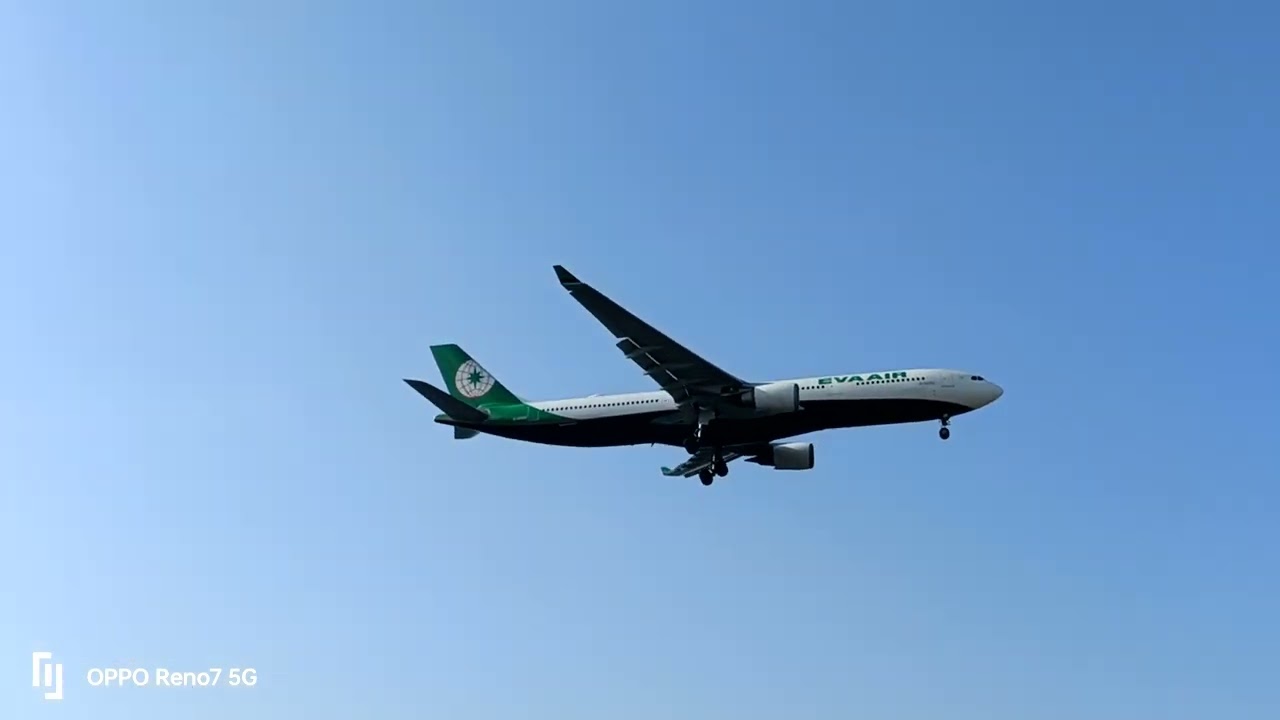 EVA AIR A330-300 landing 05L runway 