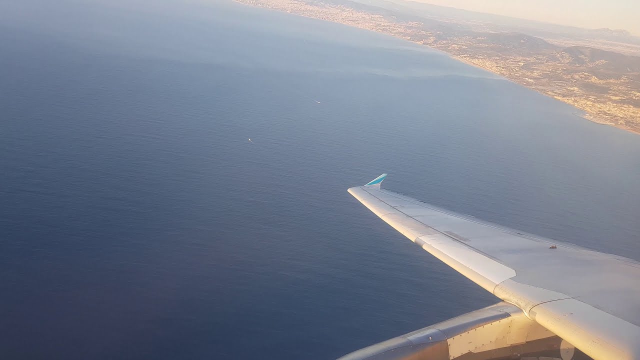 Wonderful morning Landing into the city of Barcelona  (BCN) in an Airbus A320 D-ABZK  (4K)