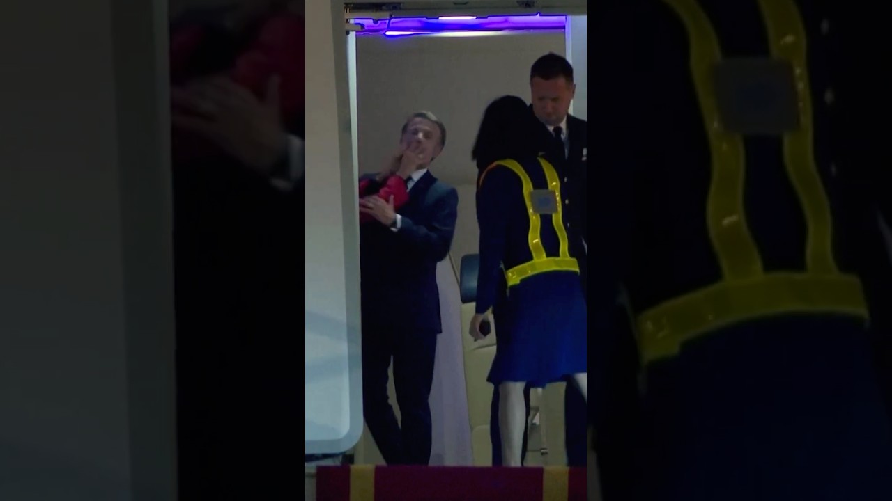 President Macron&rsquo;s Wife Pushes Him in the Face