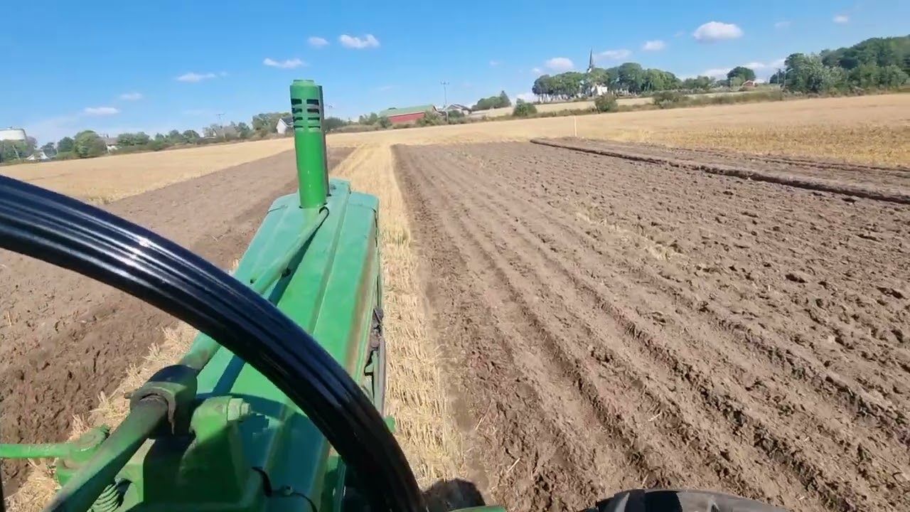 Trening til NM i veterantraktor pl&oslash;ying med John Deere A 1946 mod og IH Little Wonder plog 