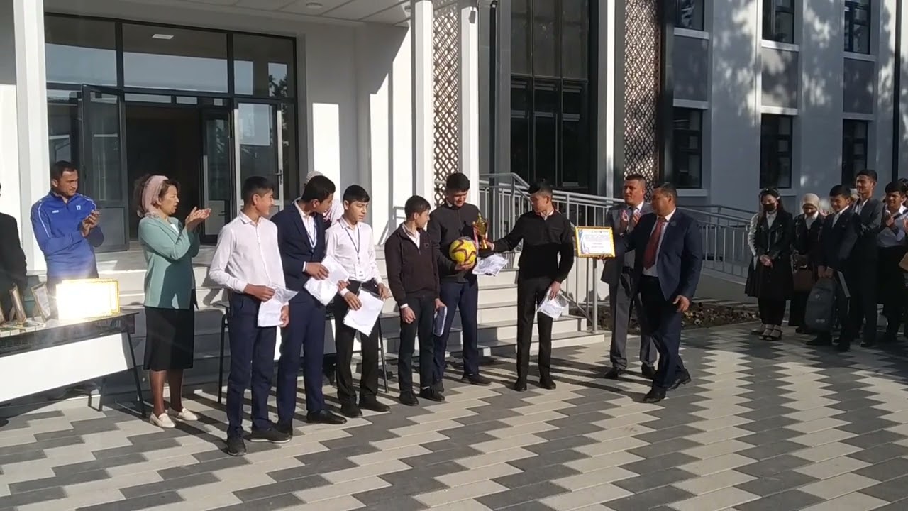 Kosonsoy ixtisoslashtirilgan maktabida oʻtkazilgan futbol chempionati gʻoliblariga kubok topshirildi